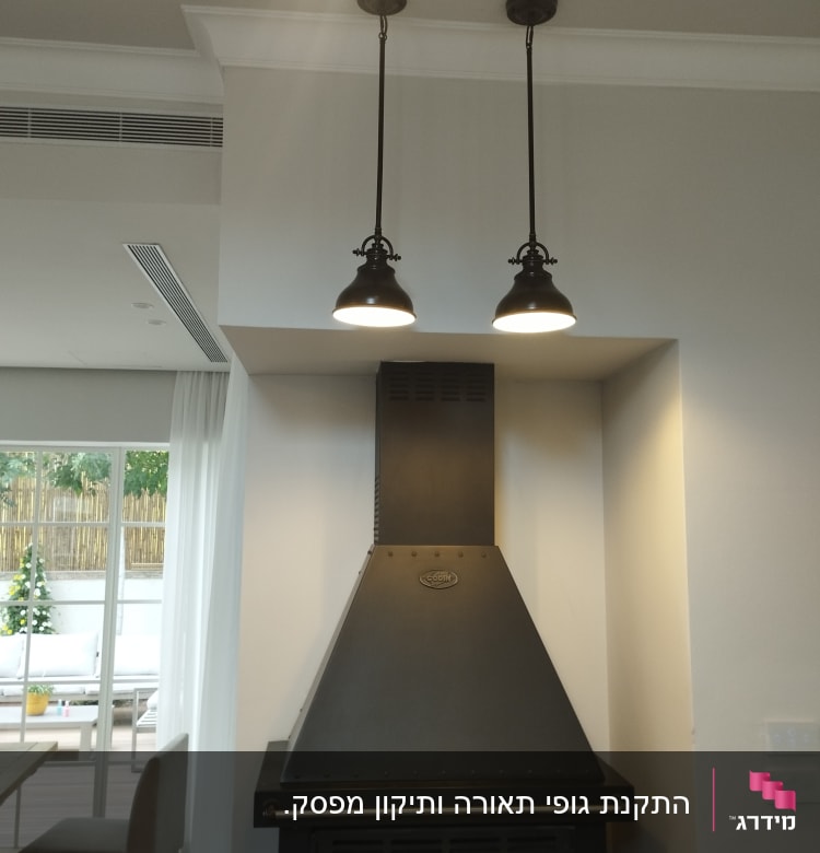 שני מנורות תלויות מעל קמין חשמלי